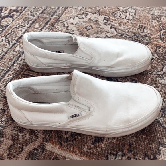 White Classic Vans
Men’s: 6.5
Women’s: 8 - Picture 3 of 6